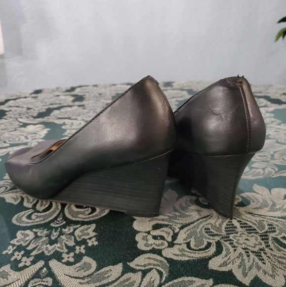 Merona Womans 5½ Black Faux Leather Peep Toe Wedge Heel Pumps Classic - Picture 7 of 9